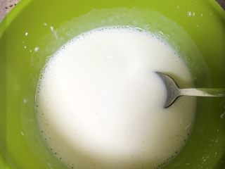 18、可可樱桃慕斯蛋糕,溶解的鱼胶倒入酸奶中。备用。