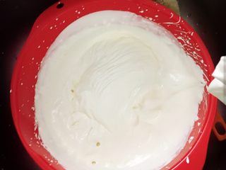 19、可可樱桃慕斯蛋糕,淡奶油打发。一定要冷藏后打发。打发至八九分就可以了。