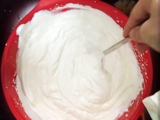 20、可可樱桃慕斯蛋糕,打发完毕。加入酸奶和鱼胶的混合物。混合均匀后备用。