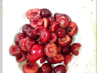 21、可可樱桃慕斯蛋糕,樱桃去核备用。这里如果不想要就不看这步骤啦。