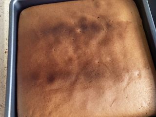 22、可可樱桃慕斯蛋糕,蛋糕烤制完毕啦。翻转冷却后脱膜具。中间切开。