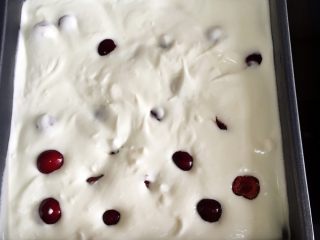 23、可可樱桃慕斯蛋糕,切片后的面包加入膜具。加第一层慕斯和樱桃。放入冰箱十分钟。