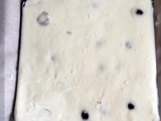 24、可可樱桃慕斯蛋糕,取出后再次加入一层蛋糕胚。再加入剩下的慕斯和樱桃。表面铺平。这部很关键。因为关乎最后蛋糕的颜值！放入冰箱4小时冷藏后取出。脱模。就完成啦！