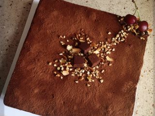 25、可可樱桃慕斯蛋糕,取出后开始装饰。我就简单撒了可可粉。加了烤制完毕的榛果和樱桃。开动啦！