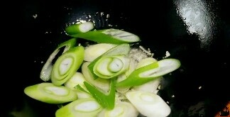 10、葱爆牛肉,在加入切好的葱段翻炒均匀。