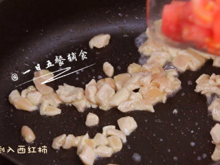 5、粉红鸡肉面 宝宝辅食，苋菜+西红柿+木耳, 热锅倒油，炒鸡丁，变色后加西红柿。