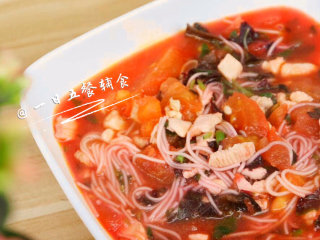 8、粉红鸡肉面 宝宝辅食，苋菜+西红柿+木耳, 再次煮开就可以吃了。