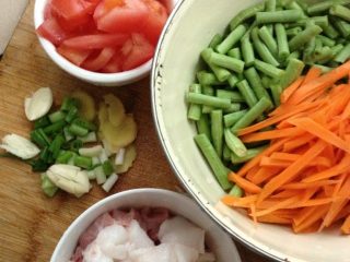 1、妈妈的味道蒸面条,豆角切段 胡萝卜切丝 肉切片 西红柿切小块 葱姜蒜切丁