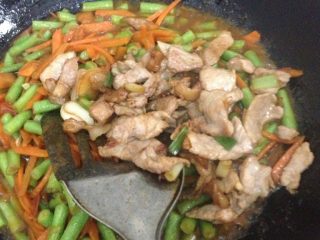 4、妈妈的味道蒸面条,菜五分熟时倒入之前炒好的肉 下适量盐 生抽 五香粉翻匀 加半碗水 大火烧开