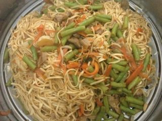 7、妈妈的味道蒸面条,我比较喜欢吃软一点的 炒锅内翻匀后再倒回蒸锅蒸五分钟 关火焖3分钟