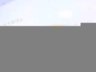 4、西葫芦早餐饼, 倒入一勺面糊，小火煎。