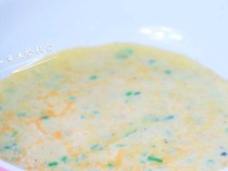 5、西葫芦早餐饼,边缘变色翻面。闻着是浓浓的香葱鸡蛋饼味~~