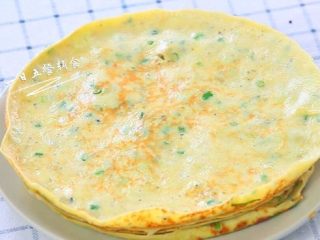 6、西葫芦早餐饼,两面金黄即可出锅，依次烙完所有面糊。