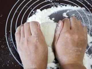 1、萌萌的宝宝卡通果蔬馒头,3.发酵到两倍大，拿出面团，在案板上反复按压排气，一边揉一边裹入干面粉，这个步骤是馒头光滑的关键，必不可少。