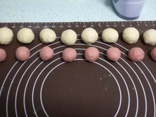 2、萌萌的宝宝卡通果蔬馒头,把红色面团和白色面团分别分成均匀的十等份，揉圆。