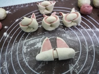 3、萌萌的宝宝卡通果蔬馒头,至下而上卷起来，留三分之一做耳朵