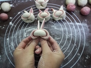 4、萌萌的宝宝卡通果蔬馒头,向后折