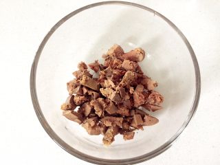 2、鸡肝莲藕小丸子—含铁丰富,宝宝补铁就试试,将鸡肝切细丁