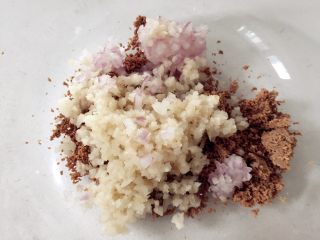 4、鸡肝莲藕小丸子—含铁丰富,宝宝补铁就试试,将莲藕洋葱碎,加入鸡肝泥中搅拌均匀