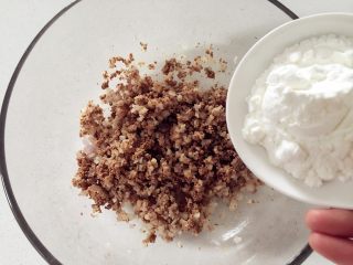 5、鸡肝莲藕小丸子—含铁丰富,宝宝补铁就试试,再加入淀粉增加粘性,好成型。淀粉的增加量妈妈们可以自由控制,加入多点就更容易成型和操作。