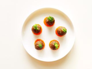 8、鸡肝莲藕小丸子—含铁丰富,宝宝补铁就试试,最后用焯熟的西兰花做下装饰就美美的啦