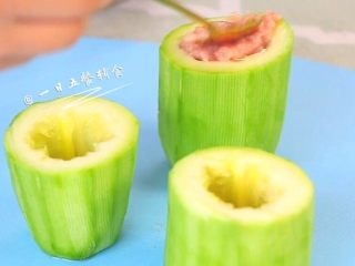 3、西葫芦蒸肉 宝宝辅食，补钙增强免疫力,肉塞进西葫芦里。