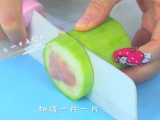 4、西葫芦蒸肉 宝宝辅食，补钙增强免疫力,切成一片一片，里面有的缝隙没塞到肉的地方，再填补一下。