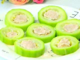 6、西葫芦蒸肉 宝宝辅食，补钙增强免疫力,冷水上锅蒸10分钟。