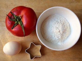 1、百变鸡蛋＋星星番茄鸡蛋饼,准备食材：鸡蛋，番茄，面粉，模具