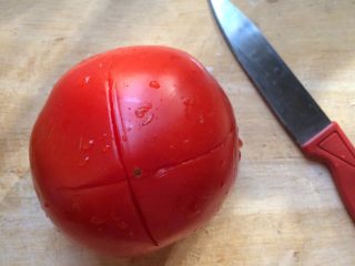 2、百变鸡蛋＋星星番茄鸡蛋饼,番茄用小刀划十字花