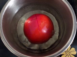 3、百变鸡蛋＋星星番茄鸡蛋饼,放入开水中烫一下，更容易去皮