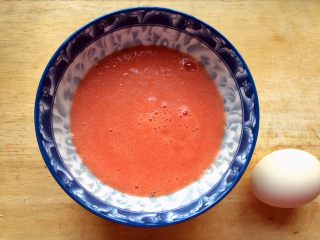 7、百变鸡蛋＋星星番茄鸡蛋饼,打好的番茄泥倒入碗