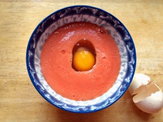 8、百变鸡蛋＋星星番茄鸡蛋饼,打入1个鸡蛋