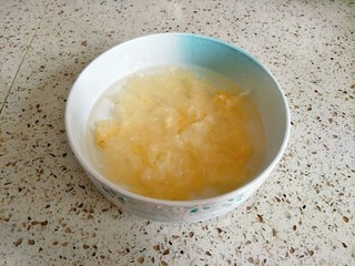1、冰糖雪梨银耳羹,银耳提前泡软