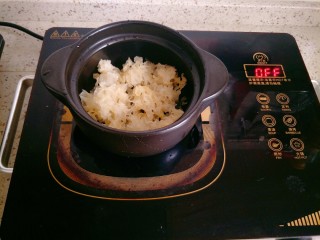 2、冰糖雪梨银耳羹,洗干净掰成小片放入砂锅