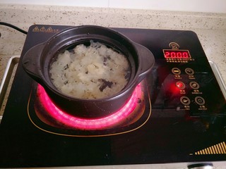 3、冰糖雪梨银耳羹,加入适量清水和冰糖