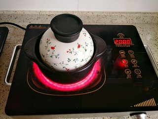 4、冰糖雪梨银耳羹,盖上盖子大火烧开