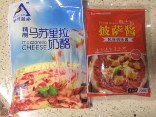 7、披萨~不一样的重奶酪拉丝披萨,我一直用的这个牌子的奶酪和披萨酱，味道不错