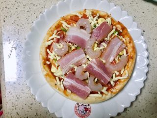 17、披萨~不一样的重奶酪拉丝披萨,接着放入虾仁