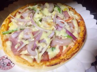 22、披萨~不一样的重奶酪拉丝披萨,10分钟后取出，披萨已经散发诱人的香味了！别急还有一步，做了这一步会更美味