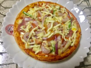 23、披萨~不一样的重奶酪拉丝披萨,接着再取10克奶酪放在披萨面上继续烤5分钟