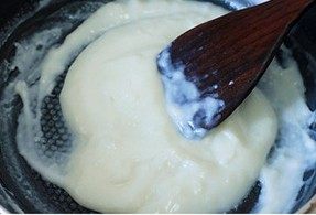 3、脆皮炸鲜奶,牛奶变稠后，牛奶糊有一定的稠度时关火