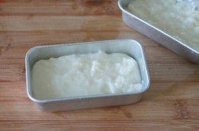 4、脆皮炸鲜奶,将牛奶糊倒进模具中，放入冰箱冷藏室1个小时