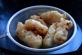 8、脆皮炸鲜奶,锅中油提前烧至六成热，下入蘸好脆皮糊的牛奶条，炸至金黄色即可捞出