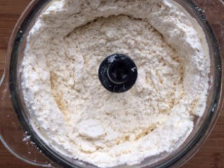 2、香醇浓郁——“乳酪塔,启动料理机将原料打成粗的颗粒状