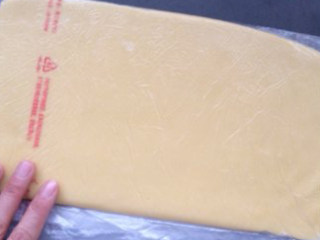 6、香醇浓郁——“乳酪塔,装在保鲜袋内擀成片状，冷藏松驰1小时以上