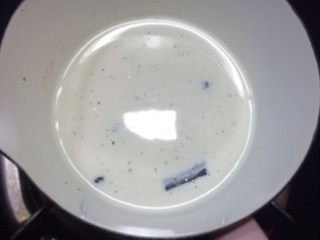 13、香醇浓郁——“乳酪塔,将一小断香草豆荚用小刀剥出香草籽，连同豆荚与牛奶混合煮沸后，加盖焖半小时使香味融合