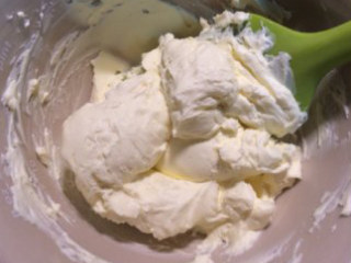 14、香醇浓郁——“乳酪塔,奶油奶酪软化后用刮刀拌匀