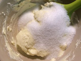 15、香醇浓郁——“乳酪塔,加入细砂糖搅拌均匀