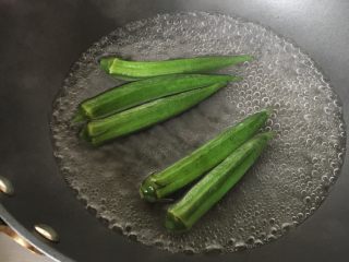4、鳕鱼酿秋葵,秋葵放入锅中焯水一分钟。